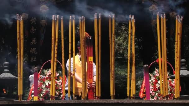 Люди сжигают благовония в храме рядом с могилой Цинь Ши Хуана в Сиань, Китай . — стоковое видео