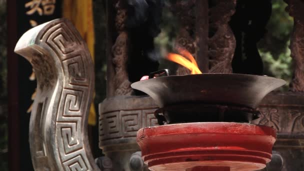 Wierook branden in de tempel naast Qin Shi Huang graf in Xian, China. — Stockvideo