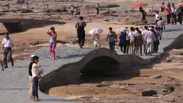 游客们参观壶口瀑布宜川，中国沿黄 （黄河）. — 图库视频影像