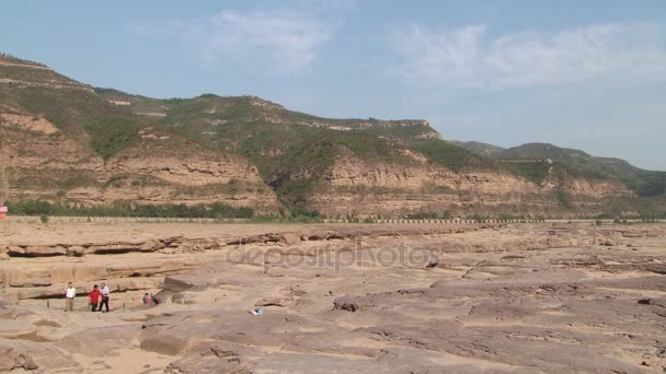 Turisté navštěvují Žluté řeky (Huang He) koryto řeky v Yichuan, Čína. — Stock video
