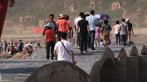 Turister besöker Hukou vattenfall vid gula floden (Huang He) i Yichuan, Kina. — Stockvideo