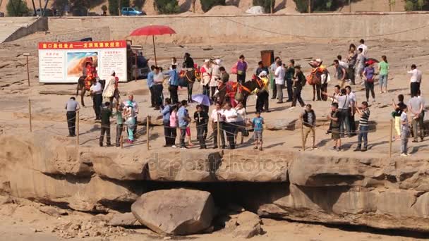 Los turistas visitan la cascada de Hukou en el río Amarillo (Huang He) en Yichuan, China . — Vídeos de Stock