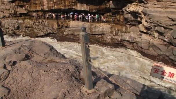 As pessoas visitam a cachoeira Hukou no rio Amarelo (Huang He) em Yichuan, China . — Vídeo de Stock