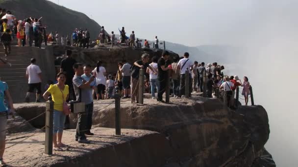 La gente gode della vista sulla cascata Hukou presso il fiume Giallo (Huang He) a Yichuan, Cina . — Video Stock