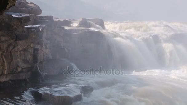 Vista para a cachoeira Hukou no rio Amarelo (Huang He) em Yichuan, China — Vídeo de Stock