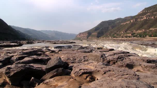 Pohled do vodopád chu-kchou v žluté řeky (Huang He) v Yichuan, Čína — Stock video