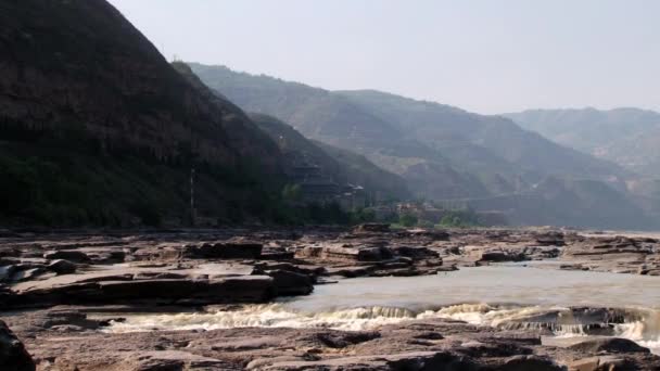 Vista para a cachoeira Hukou no rio Amarelo (Huang He) em Yichuan, China — Vídeo de Stock