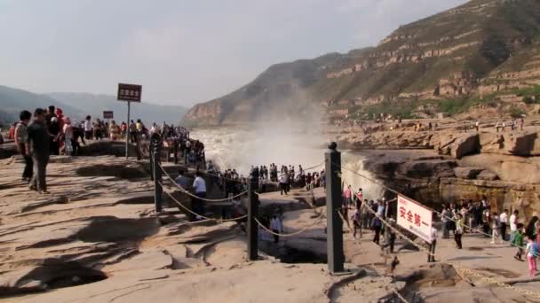 People enjoy the view to the Hukou waterfall at the Yellow river (Huang He) in Yichuan, China. — Stock Video
