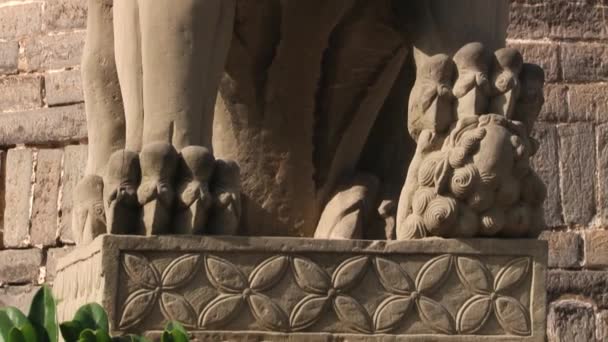 Vista para o leão de pedra na entrada do pagode Big Wild Goose em Xian, China . — Vídeo de Stock