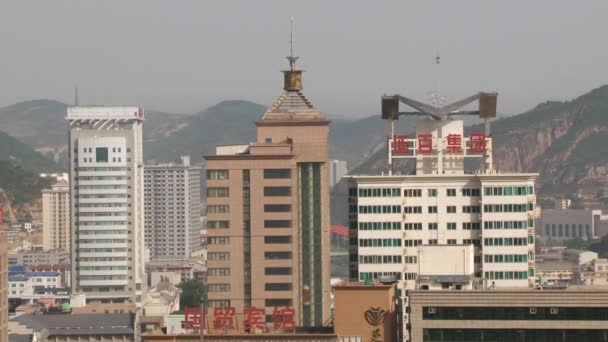 Вид на современные здания города Сиань, Китай . — стоковое видео