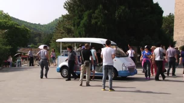 La gente visita la pagoda Big Wild Goose en Xian, China . — Vídeos de Stock