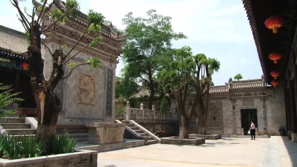 Wanita mengunjungi taman bersejarah di Xian, China . — Stok Video