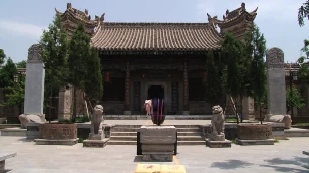 Mensen bezoeken oude tempel in Xian, China. — Stockvideo