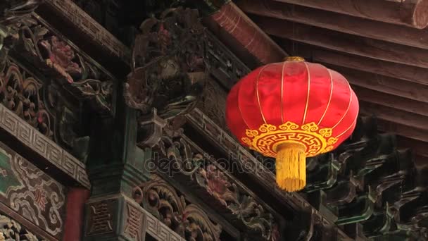 Παραδοσιακό κόκκινο κινεζικού φαναριού σταματά να ανταποκρίνεται με ένα υπόβαθρο ηλικίας σκαλισμένα και ζωγραφισμένα ξύλινο κτίριο στο Xian, Κίνα. — Αρχείο Βίντεο