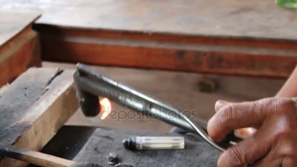 Man smelt zilver in de filterkroes met het gas verbrand in Surin, Thailand. — Stockvideo
