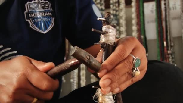 Жінки проводять традиційні місцеві срібні ювелірні вироби в Сурін, Таїланд. — стокове відео