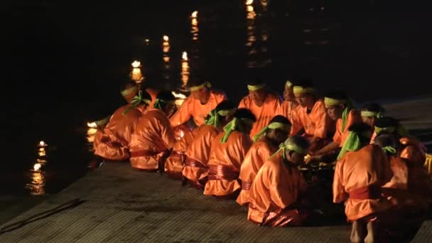 As pessoas colocam velas de casca de coco em chamas na água durante a celebração Loi Krathong em Tak, Tailândia . — Vídeo de Stock