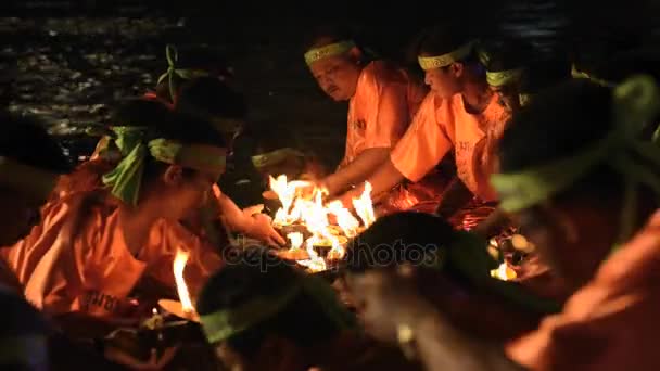 Les gens ont mis des bougies de coquille de noix de coco brûlantes sur l'eau pendant la célébration de Loi Krathong à Tak, Thaïlande . — Video