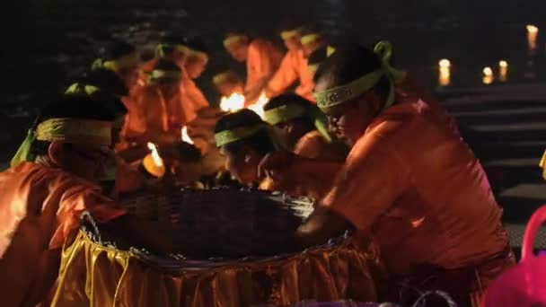 Люди надягають палаючі свічки оболонки кокосової води під час святкування Loi Krathong напрямку Tak, Таїланд. — стокове відео