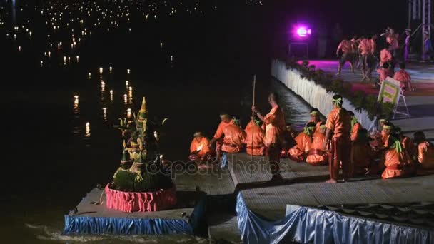 Люди кладут горящие кокосовые свечи на воду во время празднования Лой Кратонг в Так, Таиланд . — стоковое видео