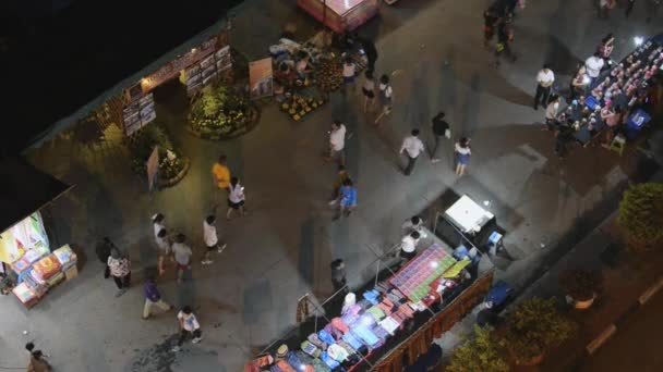 La gente camina por el mercado callejero junto al río durante la celebración de Loi Krathong en Tak, Tailandia . — Vídeos de Stock