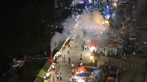 Az emberek gyalog a folyóparti utcai piac alatt Loi Krathong ünneplés-Tak, Thaiföld. — Stock videók