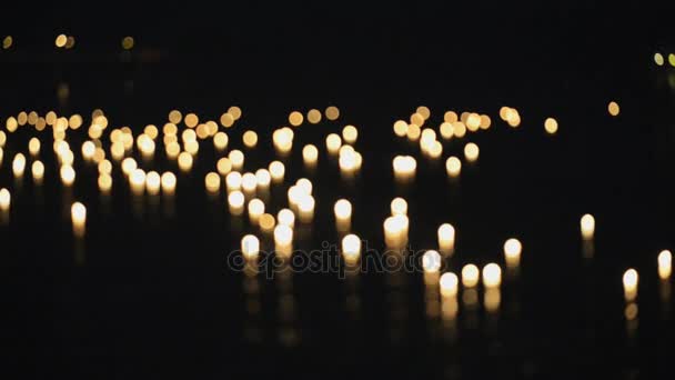 Des bougies allumées flottent sur l'eau pendant la célébration de la Loi Khrathong à Sukhothai, en Thaïlande. Entrée et sortie du foyer . — Video