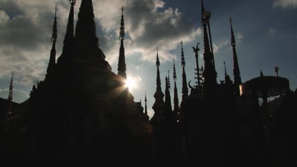 Exterior do templo em Phra Borommathat em Tak, Tailândia . — Vídeo de Stock