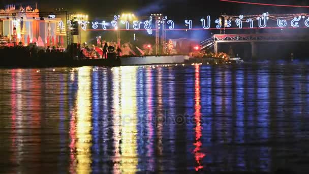 Nézd, a Ping folyó-val úszó gyertyatartó Loi Krathong fesztivál-Tak, Thaiföld. — Stock videók