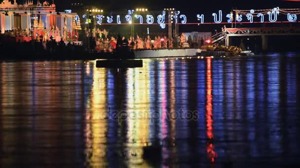 View to the Ping river with floating candles during Loi Krathong festival in Tak, Thailand. — Stock Video
