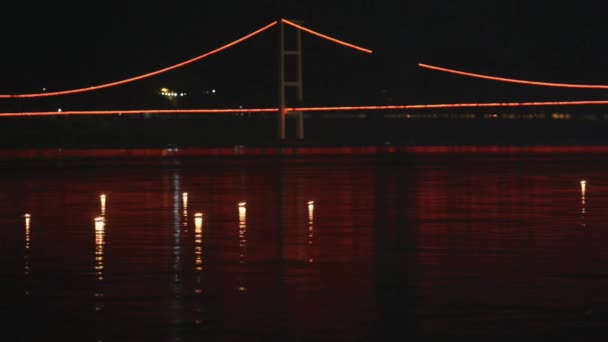 Vue sur la rivière Ping avec des bougies flottantes pendant le festival Loi Krathong à Tak, Thaïlande . — Video