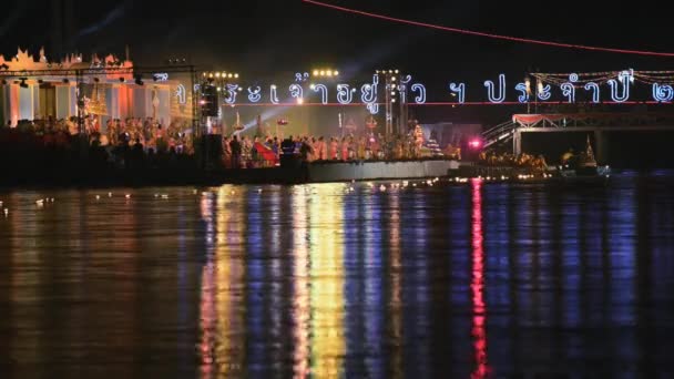 Visa till floden Ping med flytande ljus under Loi Krathong festival i Tak, Thailand. — Stockvideo