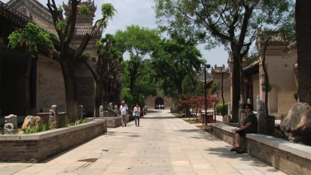 Mensen bezoek historische park in Xian, China. — Stockvideo