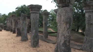 Polonnaruwa, Sri Lanka'da binanın antik Harabeleri ve taş sütunlar için görüntüleyin. 