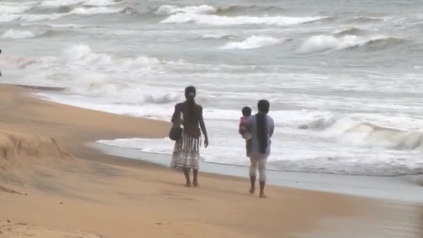 Orang berjalan dengan anak-anak oleh tepi laut di Kolombo, Sri Lanka . — Stok Video