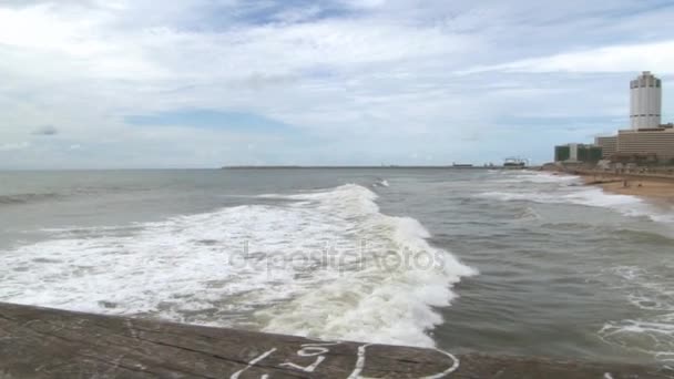 Zobacz na plaży, w centrum miasta Colombo, Sri Lanka. — Wideo stockowe