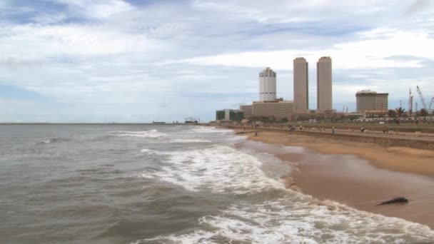 Melihat ke pantai di pusat kota Colombo, Sri Lanka . — Stok Video