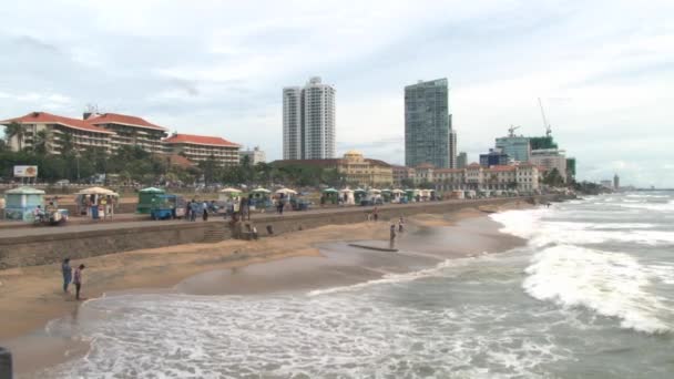 People walk by the seaside in downtown Colombo, Sri Lanka. — Stock Video