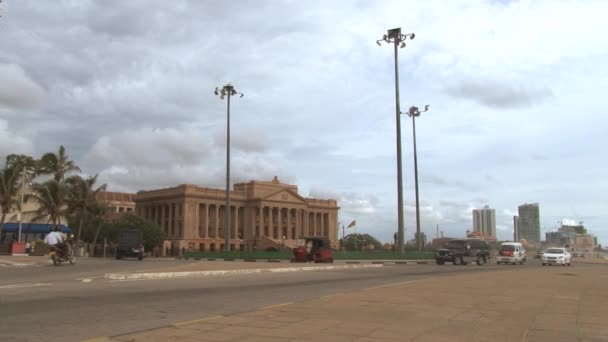 Le auto passano per la strada sul mare nel centro di Colombo, Sri Lanka . — Video Stock