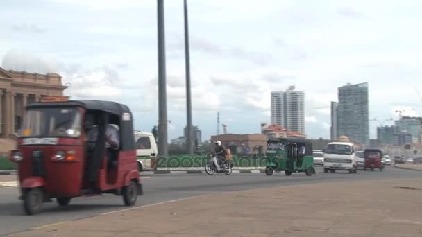 Автомобили проходят мимо приморской улицы в центре Коломбо, Шри-Ланка . — стоковое видео