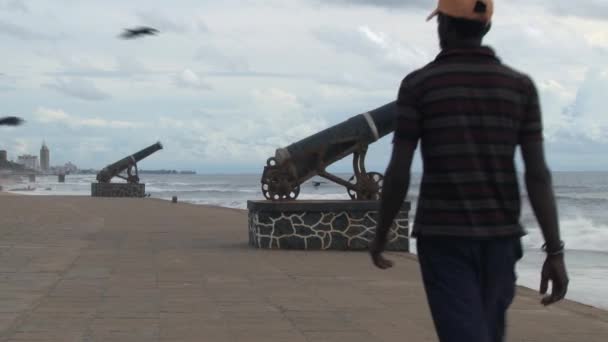 人が通り過ぎるダウンタウン コロンボ、スリランカの海岸で古い大砲. — ストック動画