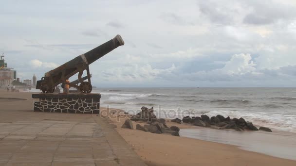 Lihat meriam tua di pinggir laut di pusat kota Colombo, Sri Lanka . — Stok Video