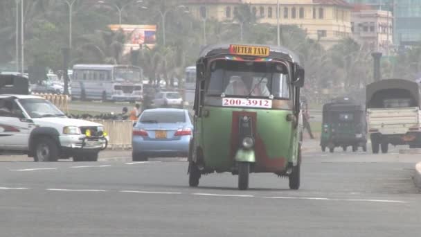 Αυτοκίνητα που περνούν από το παραθαλάσσιο δρόμο στο κέντρο του Κολόμπο, Σρι Λάνκα. — Αρχείο Βίντεο
