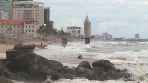 Vista para as ondas do mar que chegam ao litoral no centro de Colombo, Sri Lanka . — Vídeo de Stock