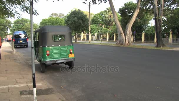 People sell paintings at the roadside in Colombo, Sri Lanka. — Stock Video