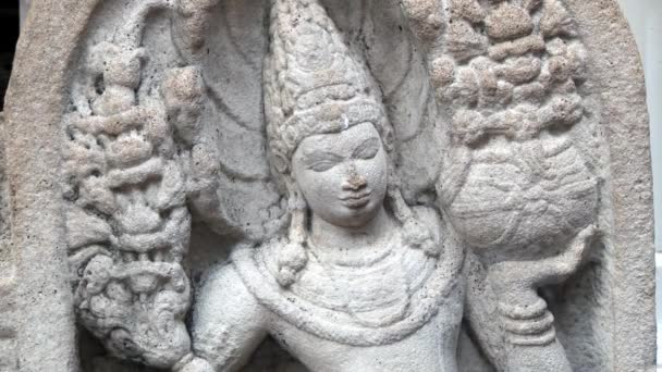 Tallado en piedra en el templo budista Gangaramaya en Colombo, Sri Lanka . — Vídeo de stock