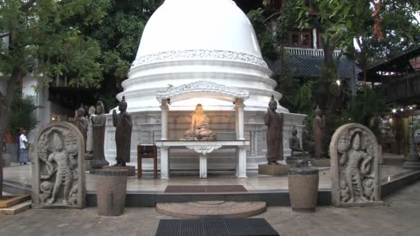 Exterior da pedra stupa no templo budista Gangaramaya em Colombo, Sri Lanka . — Vídeo de Stock
