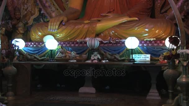 Boeddhabeeld in de Gangaramaya boeddhistische tempel in Colombo, Sri Lanka. — Stockvideo