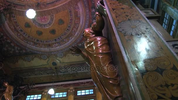 Buddhastaty i Gangaramaya buddhistiska templet i Colombo, Sri Lanka. — Stockvideo