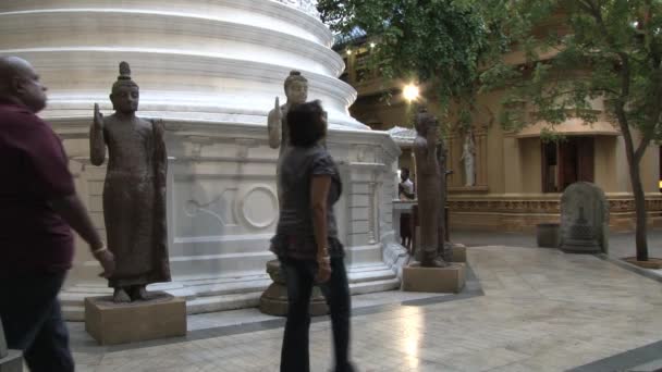 La gente visita il tempio buddista Gangaramaya a Colombo, Sri Lanka . — Video Stock